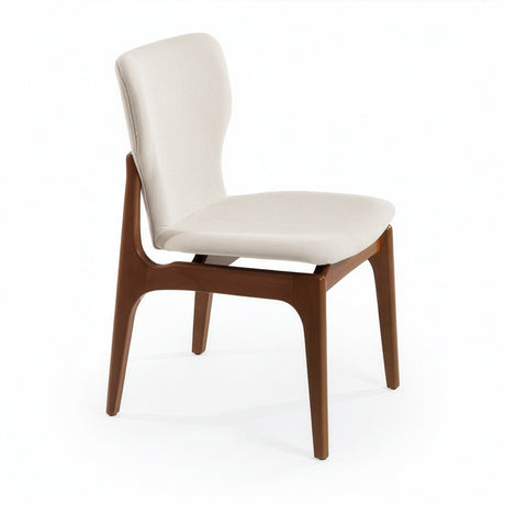 Silla de madera con asiento y respaldo acolchado ergonómico color beige claro.