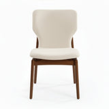 Silla de madera con asiento y respaldo acolchado ergonómico color beige claro.