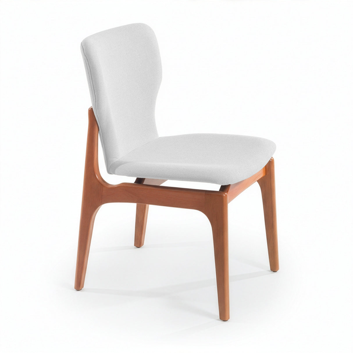 Silla de madera con asiento y respaldo acolchado ergonómico color gris claro.