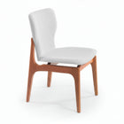 Silla de madera con asiento y respaldo acolchado ergonómico color gris claro.