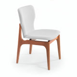 Silla de madera con asiento y respaldo acolchado ergonómico color gris claro.
