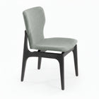 Silla de madera con asiento y respaldo acolchado ergonómico color gris oscuro.
