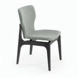 Silla de madera con asiento y respaldo acolchado ergonómico color gris oscuro.