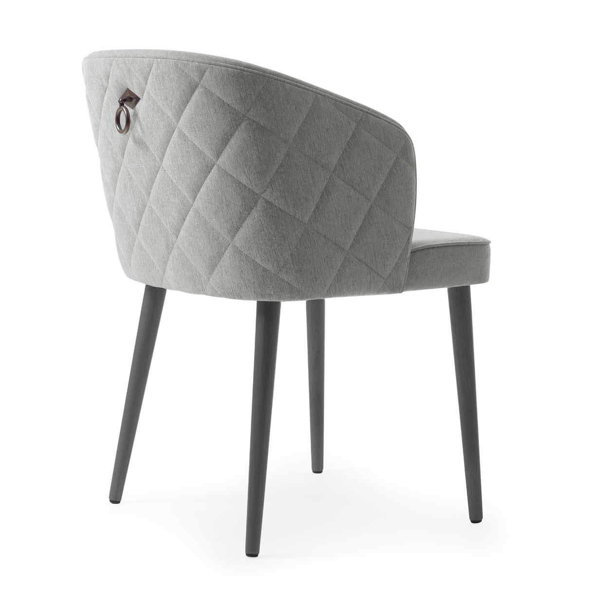 Silla con respaldo envolvente, acolchado con patrón y agarradera de metal.