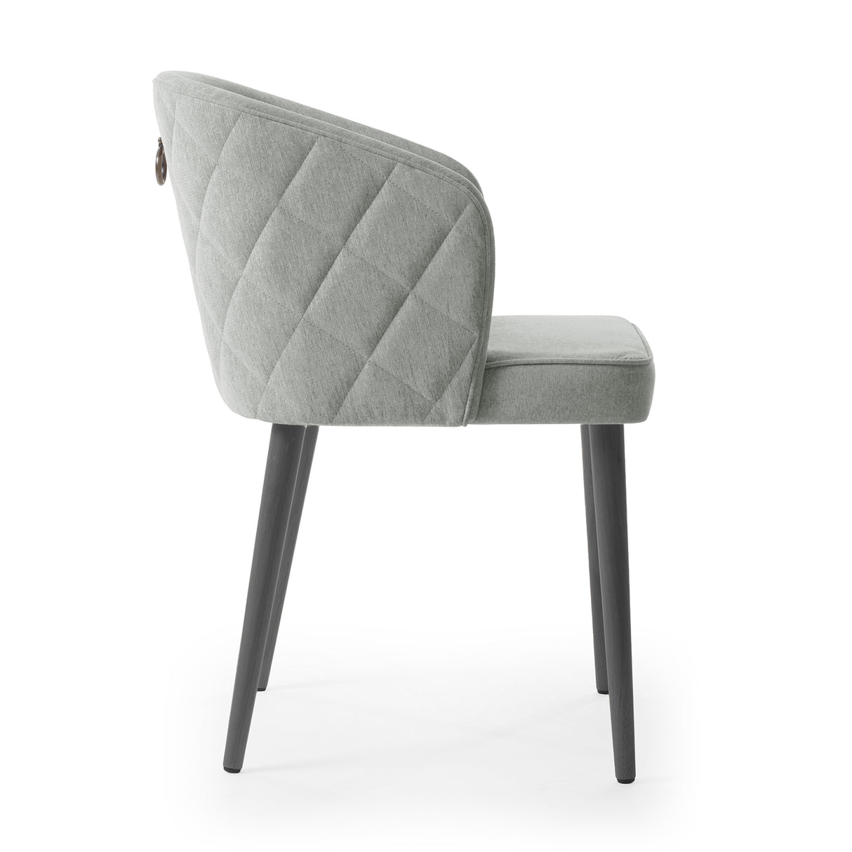 Silla con respaldo envolvente, acolchado con patrón y agarradera de metal.