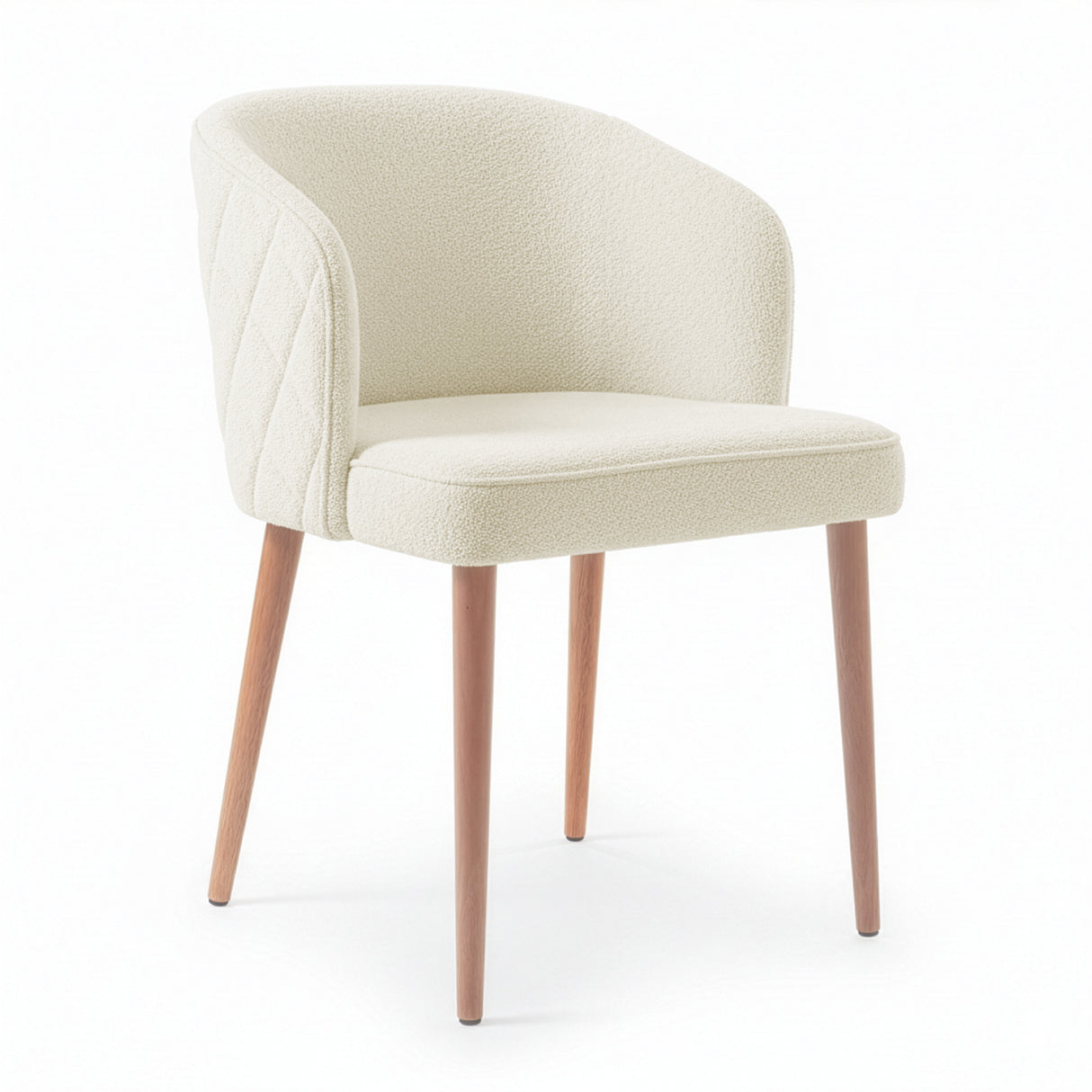 Silla con respaldo envolvente, acolchado con patrón y agarradera de metal color vainilla.
