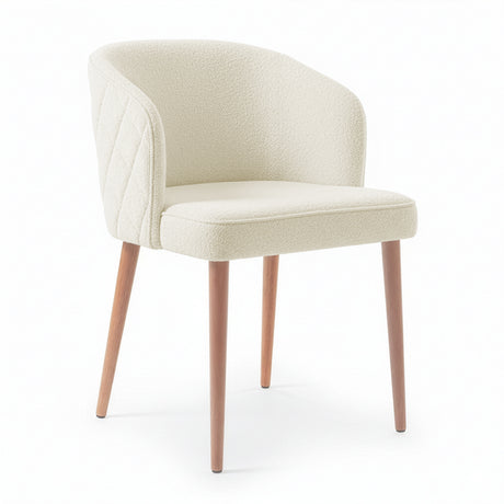 Silla con respaldo envolvente, acolchado con patrón y agarradera de metal color vainilla.