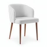 Silla con respaldo envolvente, acolchado con patrón y agarradera de metal color gris claro.