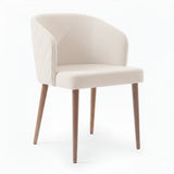 Silla con respaldo envolvente, acolchado con patrón y agarradera de metal color beige.