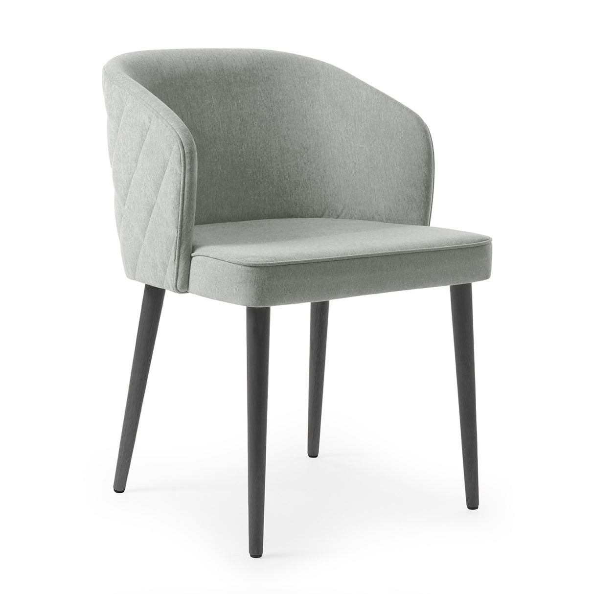 Silla con respaldo envolvente, acolchado con patrón y agarradera de metal.