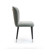Silla acolchada con punteras y gancho metálico.