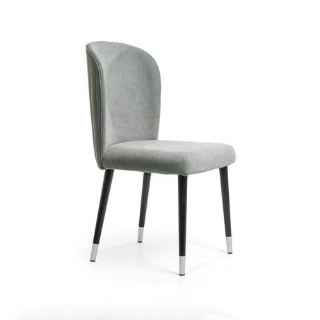 Silla acolchada con punteras y gancho metálico.