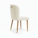 Silla acolchada con punteras y gancho metálico.