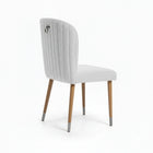 Silla acolchada con punteras y gancho metálico.