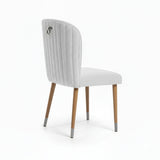 Silla acolchada con punteras y gancho metálico.