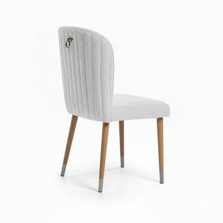 Silla acolchada con punteras y gancho metálico.