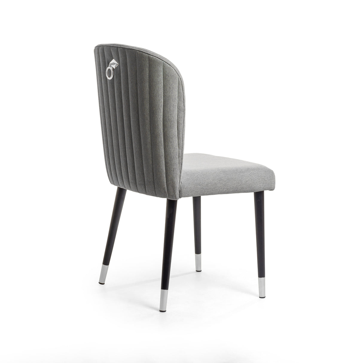 Silla acolchada con punteras y gancho metálico.