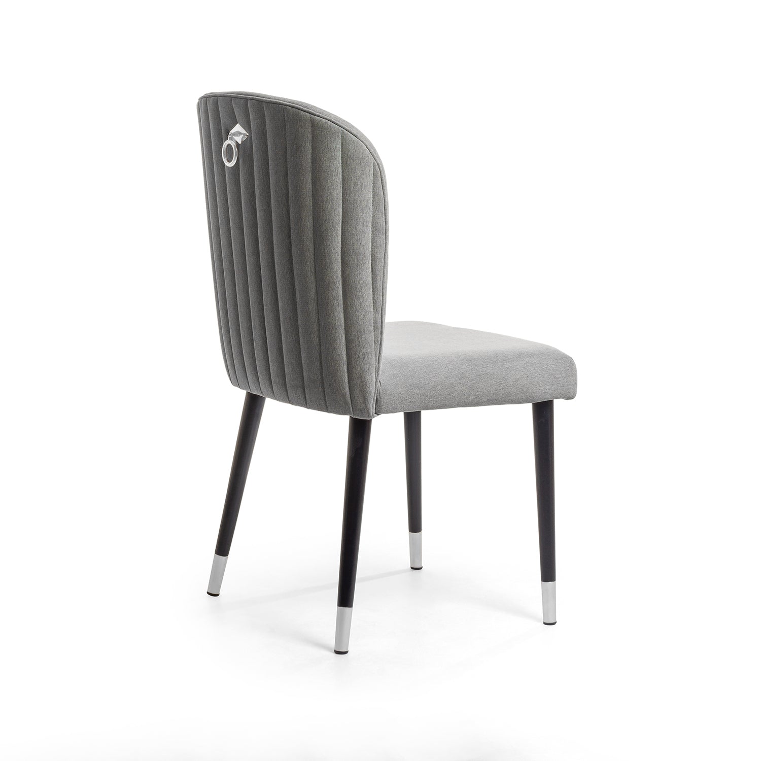 Silla acolchada con punteras y gancho metálico.