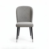 Silla acolchada con punteras y gancho metálico.