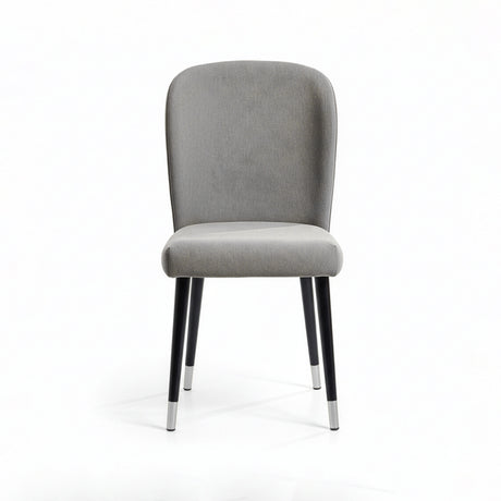 Silla acolchada con punteras y gancho metálico.