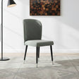 Silla acolchada con punteras y gancho metálico.