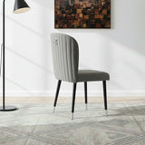 Silla acolchada con punteras y gancho metálico.