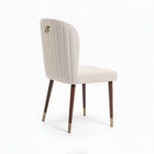 Silla acolchada con punteras y gancho metálico.