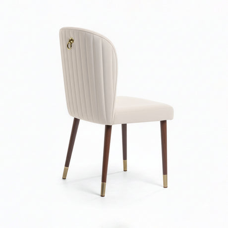 Silla acolchada con punteras y gancho metálico.
