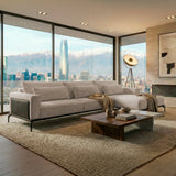 Sofá con chaise longue de tres cuerpos.