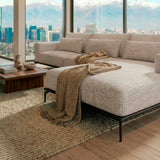 Sofá con chaise longue de tres cuerpos.