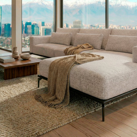 Sofá con chaise longue de tres cuerpos.