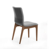 Silla acolchada con patas de madera en color gris oscuro.