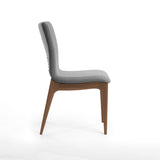Silla acolchada con patas de madera en color gris oscuro.