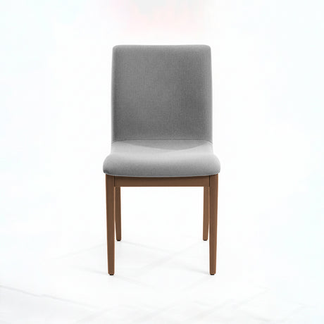 Silla acolchada con patas de madera en color gris oscuro.