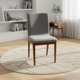 Silla acolchada con patas de madera en color gris oscuro.