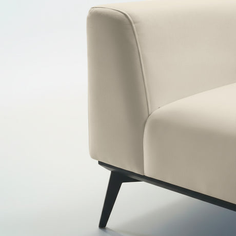 Sofá de dos cuerpos con chaise color beige.