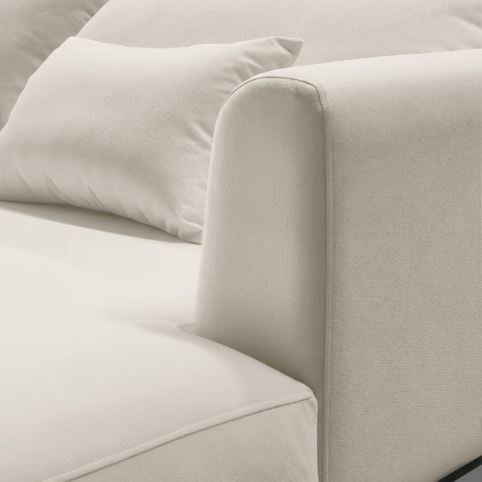 Sofá de dos cuerpos con chaise color beige.