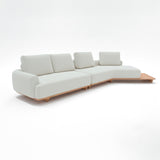 Sofá de dos cuerpos con pouf del lado derecho y mesa de madera 