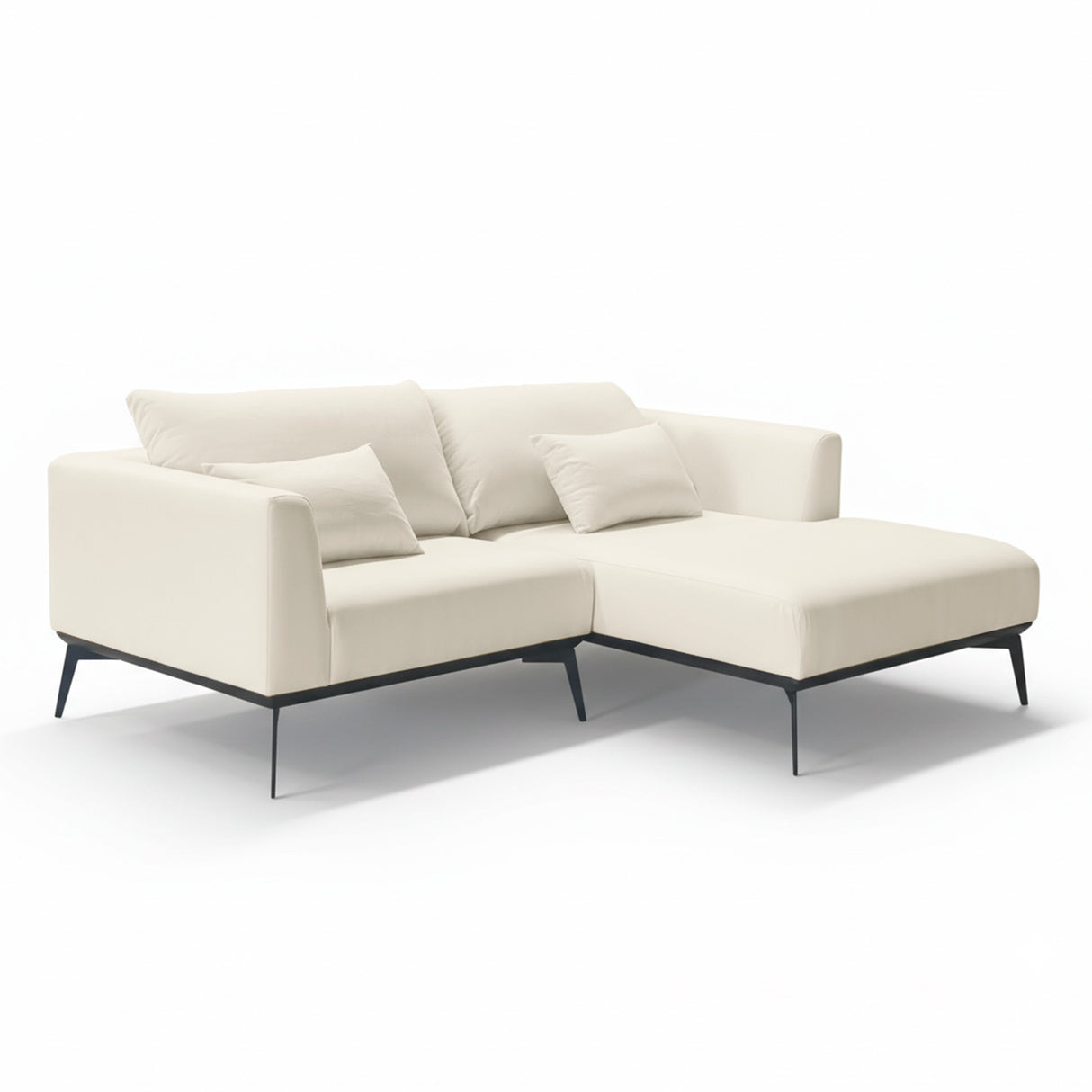 Sofá de dos cuerpos con chaise color beige.