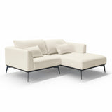 Sofá de dos cuerpos con chaise color beige.