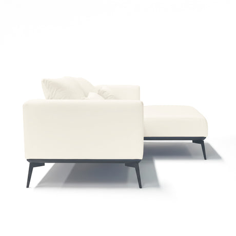 Sofá de dos cuerpos con chaise color beige.