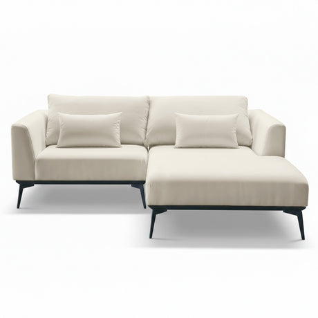 Sofá de dos cuerpos con chaise color beige.