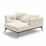 Sofá de dos cuerpos con chaise color beige.