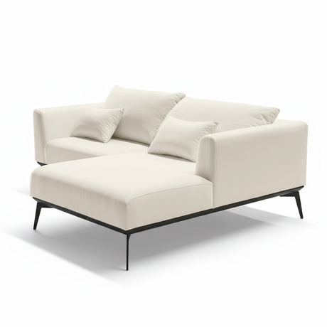 Sofá de dos cuerpos con chaise color beige.