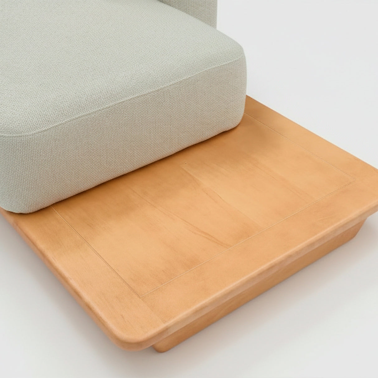 Sofá de dos cuerpos con pouf del lado derecho y mesa de madera 
