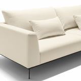 Sofá de dos cuerpos con chaise color beige.