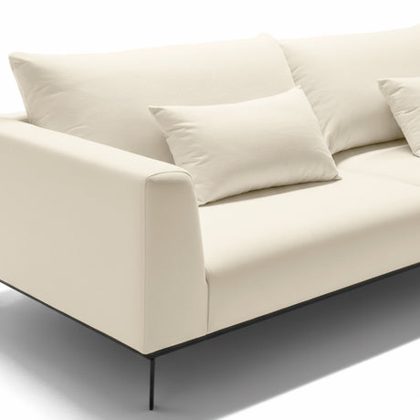 Sofá de dos cuerpos con chaise color beige.