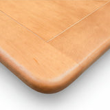 Sofá de dos cuerpos con pouf del lado derecho y mesa de madera 