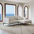 Sofá de dos cuerpos con chaise color beige.