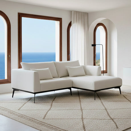 Sofá de dos cuerpos con chaise color beige.